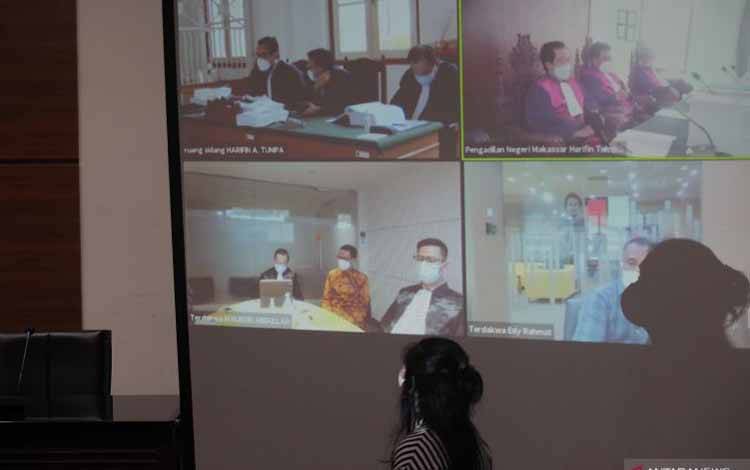 Terdakwa Gubernur nonaktif Sulawesi Selatan Nurdin Abdullah (kedua kiri, bawah) menjalani persidangan secara virtual dengan agenda pembacaan tuntutan di Gedung Merah Putih KPK, Jakarta, Senin (15/11/2021)