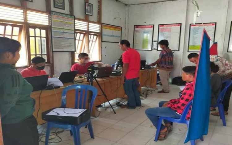 Jajaran Dinas Dukcapil Kapuas saat melakukan jemput bola pelayanan perekaman KTP-Elektronik di desa wilayah Kecamatan Mantangai