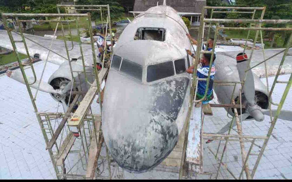 Pemugaran monumen pesawat RI-002 oleh personel Lanud Iskandar Pangkalan Bun