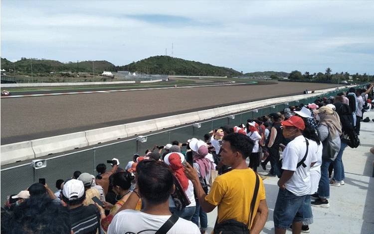 Penonton IATC saat menyaksikan balapan di Sirkuit Mandalika Sabtu (13/11/2021). (Antaranews)