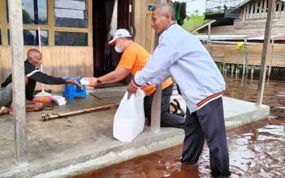 Relawan PKS saat memberikan bantuan kepada masyarakat terdampak banjir