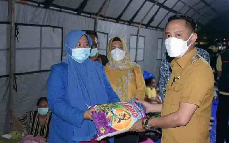 Wali Kota Palangka Raya Fairid Naparin menyerahkan bantuan beras untuk warga di posko pengungsian