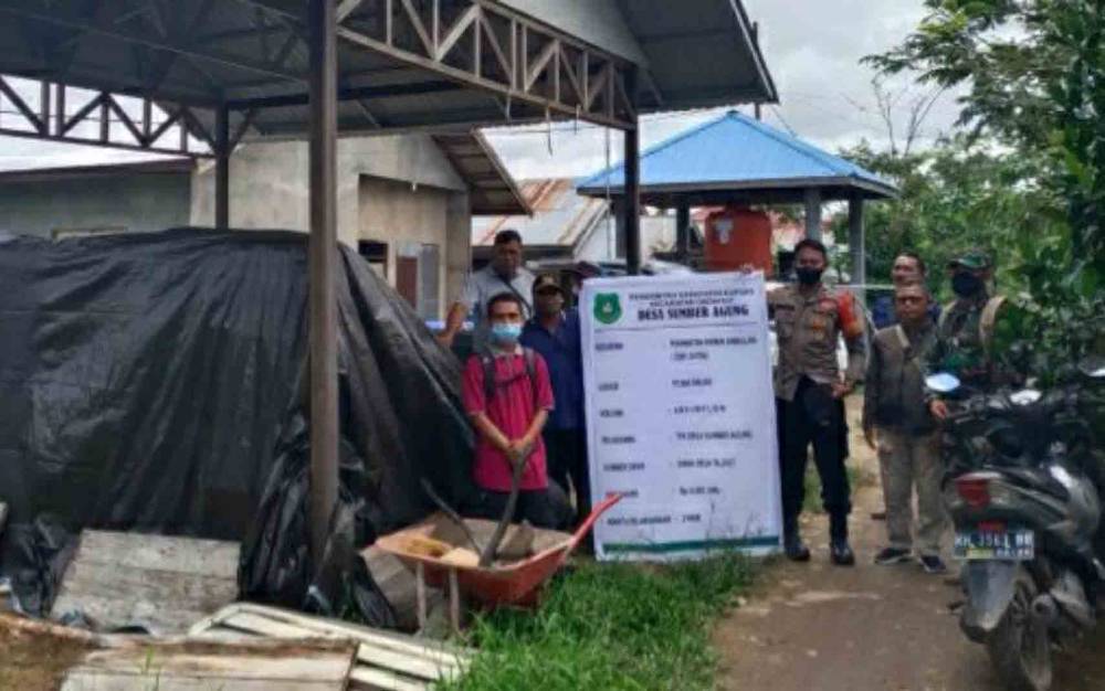 Personel Polsek Kapuas Murung saat monitoring pembangunan di Desa Sumber Agung, Kecamatan Dadahup.