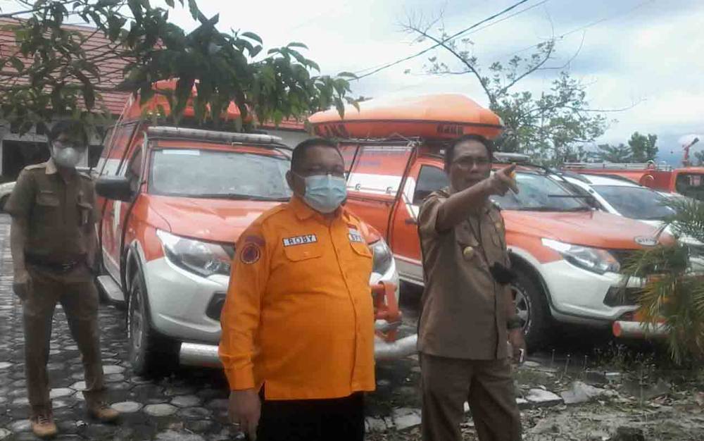 Kepala BPBD Katingan Roby bersama Wakil Bupati Sunardi Litang mengecek kendaraan operasional yang bakal membantu korban banjir di wilayah hilir.