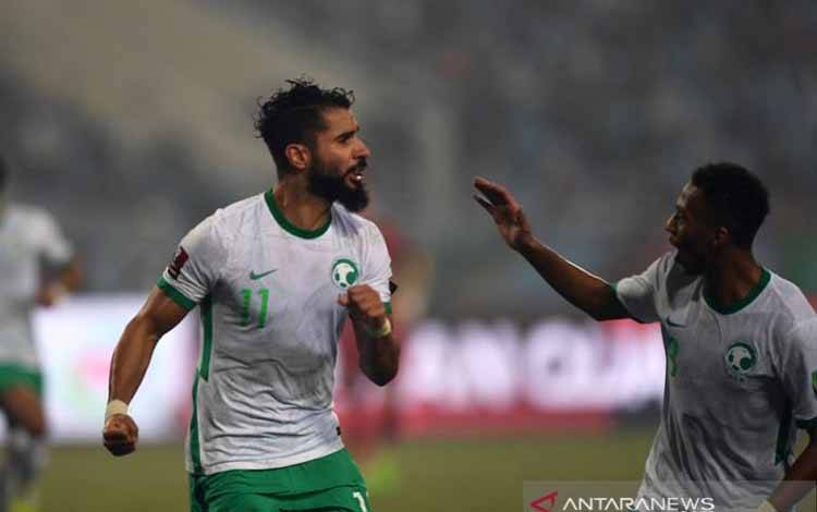 Penyerang tim nasional Arab Saudi Saleh Al-Shehri (kiri) merayakan golnya ke gawang Vietnam dalam laga lanjutan Grup B putaran ketiga kualifikasi Piala Dunia 2022 zona Asia di Stadion Nasional My Dinh, Hanoi, Vietnam, Selasa (16/11/2021)