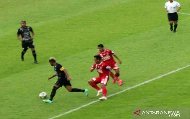 Pemain PSG Pati Zulham Zamrun saat mengotrol bola dan dijaga ketat dua pemain Persijap Jepara dalam pertandinganj lanjutan Grup C Liga 2 Indonesia musim 2021 di Stadion Manahan Solo, Selasa (16/11/2021) petang