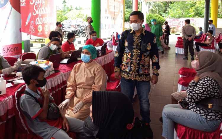 Anggota DPRD Kota Palangka Raya, Sigit Wido saat memantau vaksinasi massal di Huma Betang, RTA Milono Rabu 17 November 2021