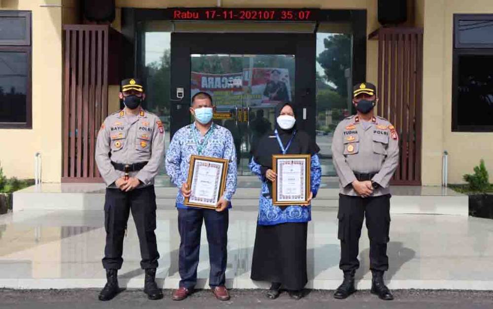 Kapolres Seruyan foto bersama usai menyerahkan piagam penghargaan kepada jajaran Dinas Kesehatan Seruyan