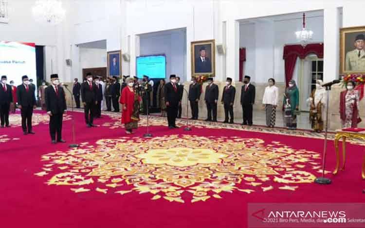 Tangkap layar Presiden Joko Widodo melantik 12 orang duta besar Luar Biasa dan Berkuasa Penuh (LBBP) RI untuk negara-negara sahabat, di Istana Negara, Jakarta pada Rabu (17/11/2021). ANTARA/Desca Lidya Natalia