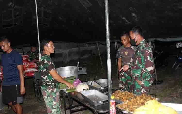 Dandim 1016/Palangka Raya, Kolonel Inf Rofiq Yusuf saat meninjau dapur umum di Kodim 106/Palangka Raya.