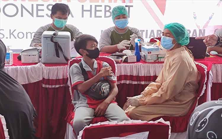Vaksinasi massal di Huma Betang RTA Milono, Rabu, 17 November 2021
