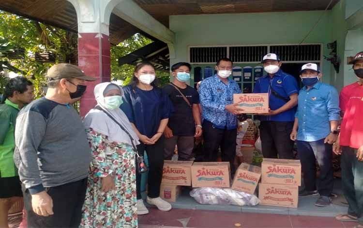 Pengurus DPW NasDem Kalteng menyerahkan bantuan sembako yang diterima secara simbolis oleh Lurah Bukit Tunggal, Subhan Noor, Rabu 17 November 2021 pukul 15.30 WIB