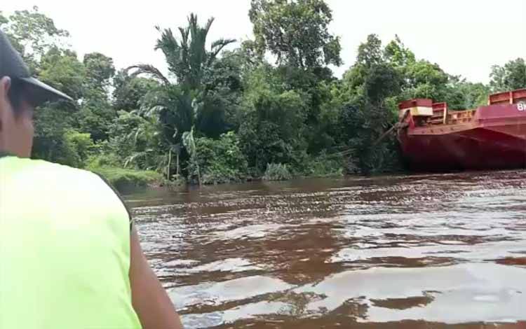 Warga saat melakukan pencarian korban tenggelam di Sungai Mentaya