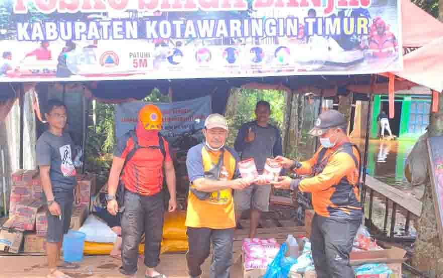 BPBD Kotim salurkan bantuan susu balita dan pembalut wanita untuk korban banjir.