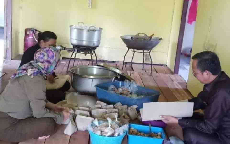 Ketua Komisi C DPRD Palangka Raya, Beta Syailendra menyiapkan makanan untuk pengungsi