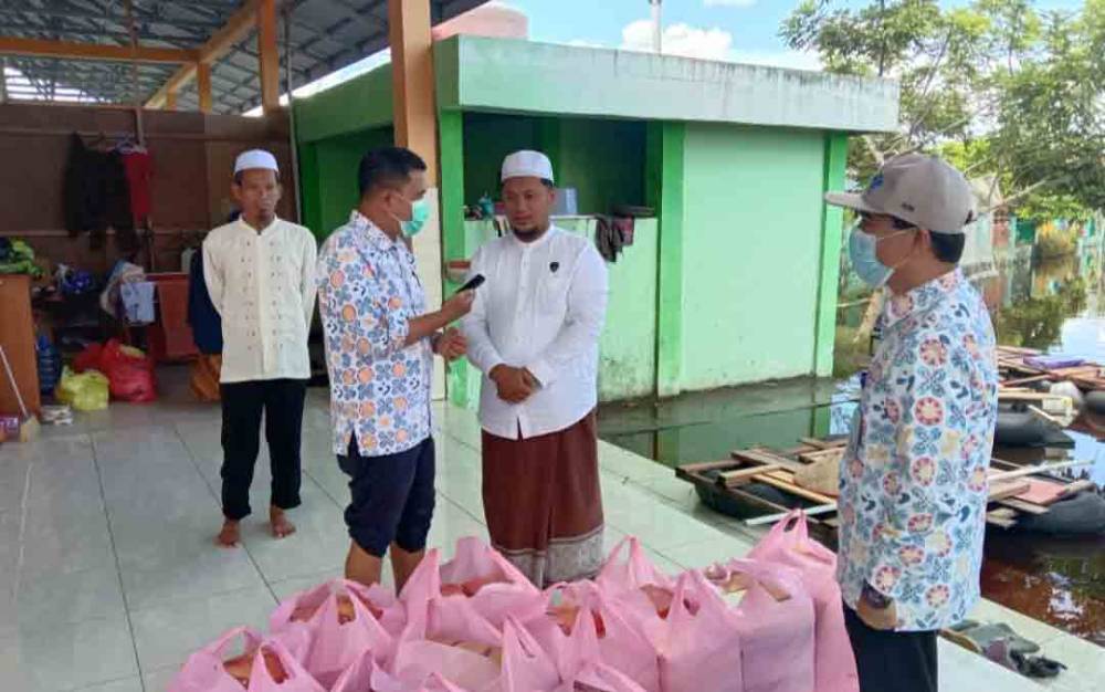 Kepala BKKBN Provinsi Kalteng, Muhammad Irzal menyerahkan bantuan 200 paket nasi kota untuk korban banjir di tiga lokasi 