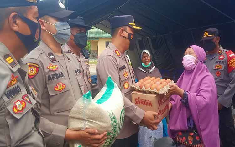 Wakapolresta Palangka Raya AKBP Andiyatna menyerahkan bantuan sosial kepada posko dapur umum di Danau Rangas Kelurahan Bukit Tunggal.