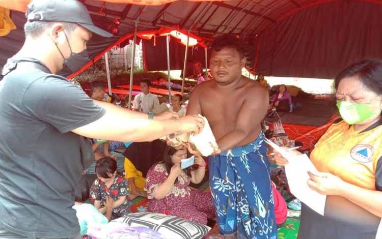 Distribusi makanan bagi warga yang mengungsi akibat banjir di Palangka Raya