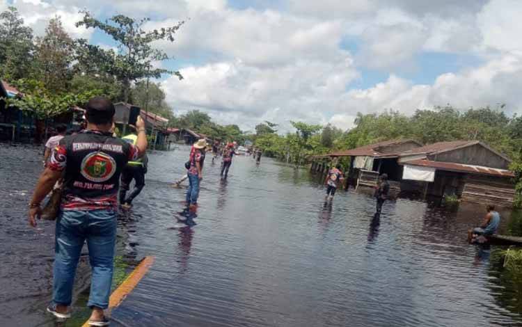 Perpedayak (Pasukan Lawung Bahandang) membantu personel keamanan petugas banjir di Tumbang Nusa, Kamis 18 November 2021