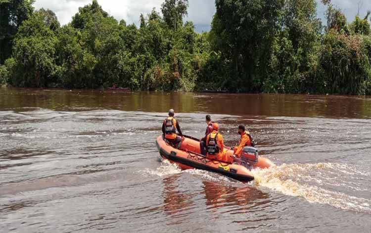 Sejumlah petugas saat melakukan pencarian korban banjir di perairan Sungai Cempaga