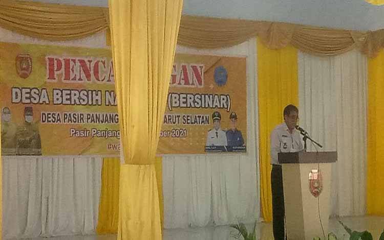 Kades Pasir Panjang Tamel Otol memberikan sambutan dalam acara pencanangan Desa Bersinar