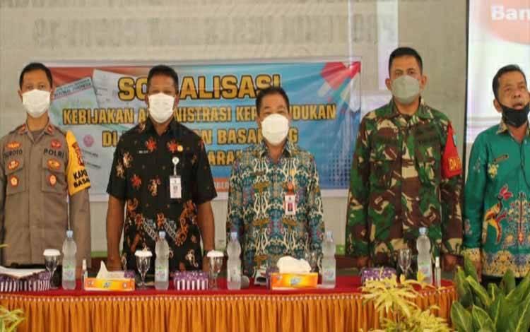 Plt Kepala Disdukcapil Kapuas, Sipie S Bungai (tengah) saat sosialisasikan kebijakan administrasi kependudukan di Kecamatan Basarang