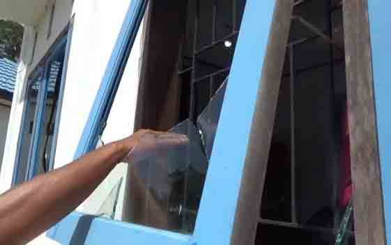 Salah satu jendela kantor Desa Sungai Dau pecah akibat diduga dilempar batu oleh mantan kades.