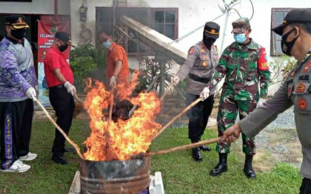 Suasana pemusnahan barang bukti sabu di Cabjari Palingkau, Jumat, 19 November 2021.