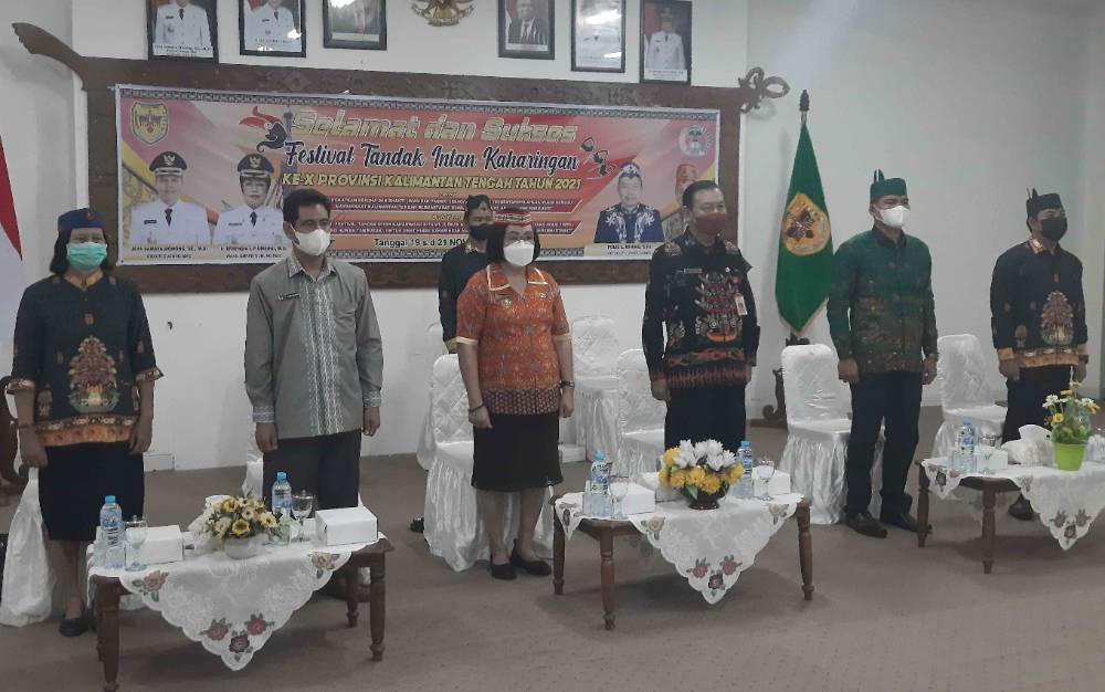 Wabup Gumas Efrensia L.P Umbing bersama Ketua Kontingen Kabupaten Gumas Naro dan lainnya saat mengikuti pembukaan FTIK secara virtual.