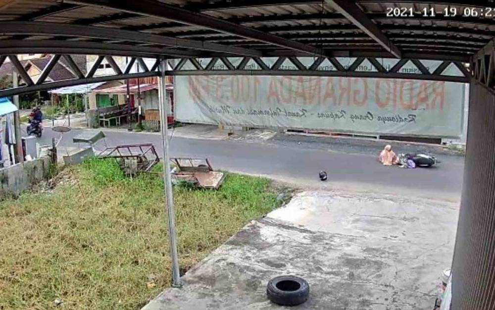 Capture video rekaman CCTV beredar di medsos diduga kejadian penjambretan yang terjadi di Jalan Teratai, Kuala Kapuas pada Jumat, 19 November 2021.