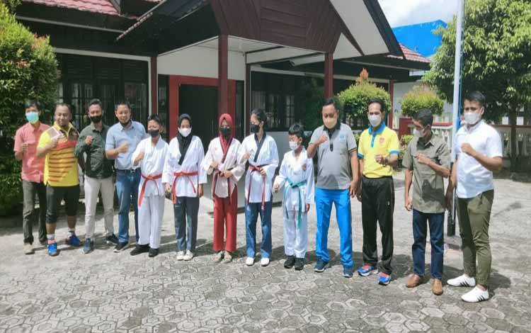Kepala Dinas Pemuda dan Olahraga Kabupaten Kotawaringin Barat, Tengku Muhamad Aqil Noor saat menerima kedatangan Ketua Pengkab Taekwondo Indonesia Kobar Kompol Jalmo Hadi Prayitno bersama rombongan