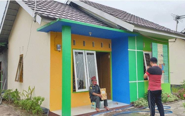 Anggota Legiun Veteran Republik Indonesia (LVRI) Aceh Jungkir dengan rumah barunya.