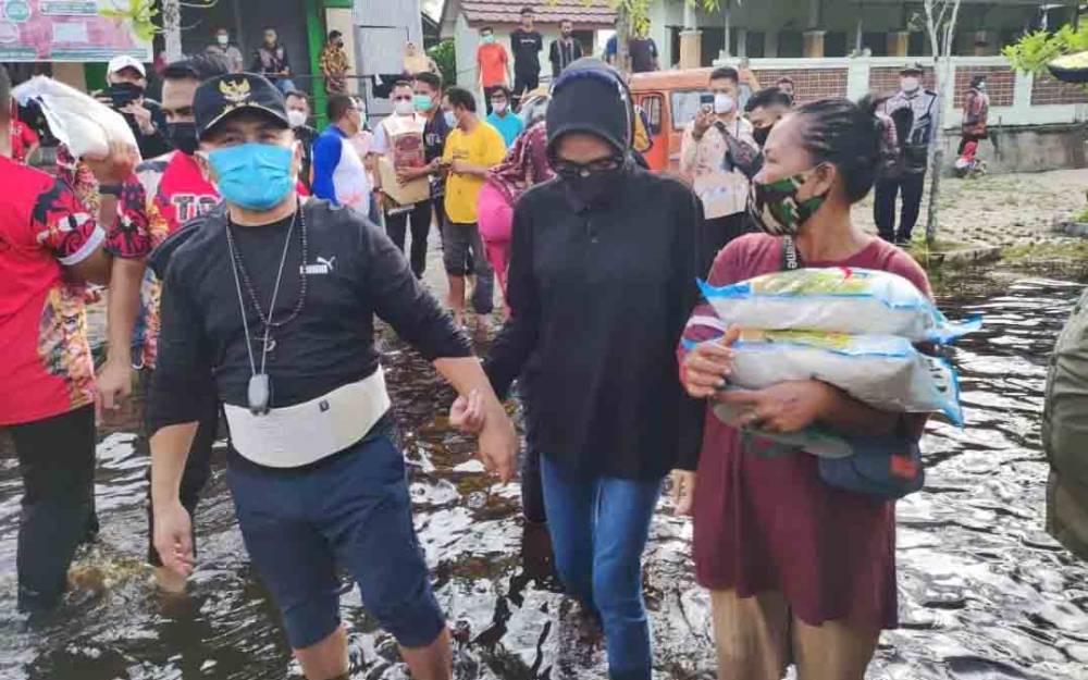 Gubernur Kalteng, Sugianto Sabran saat meninjau lokasi banjir di Pelabuhan Rambang, Kelurahan Pahandut, Kecamatan Pahandut, Kota Palangka Raya.