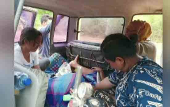 Seorang ibu melahirkan di dalam mobil yang amblas terjebak jalan rusak dan berlumpur, di Desa Penyombaan, Kecamatan Arut Utara.