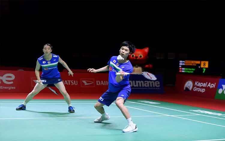 Ganda campuran Jepang Yuta Watanabe dan Arisa Higashino saat melawan pasangan Tang Chun Man/Tse Ying Suet dari Hong Kong pada semifinal Indonesia Masters di Nusa Dua, Bali, Sabtu (20/11/2021). (Antara/HO/PB PBSI)