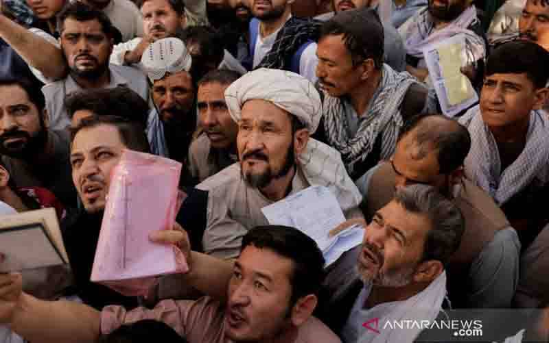 Puluhan warga Afghan berada di depan kantor paspor setelah pejabat Taliban mengumumkan mereka akan mulai menerbitkan paspor kembali bagi warga, menyusul penundaan berbulan-bulan yang menghambat upaya mereka untuk meninggalkan negara setelah Taliban mengambil alih, di Kabul, Afghanistan, Rabu (6/10/2021). (foto : ANTARA FOTO/REUTERS/Jorge Silva/HP/djo)