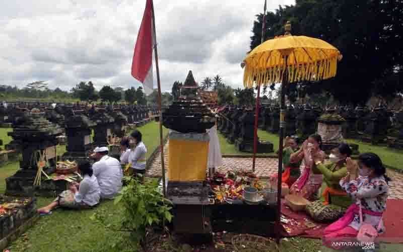 Umat Hindu melaksanakan persembahyangan di tugu pahlawan I Gusti Ngurah Rai saat peringatan ke-75 Hari Puputan Margarana di Taman Pujaan Bangsa Margarana, Tabanan, Bali, Sabtu (20/11/2021). (foto : ANTARA FOTO/Nyoman Hendra Wibowo/wsj)