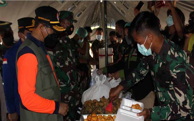Kunjungan Kepala BNPB Mayjen TNI Suharyanto di dapur umum Kodim Palangka Raya  