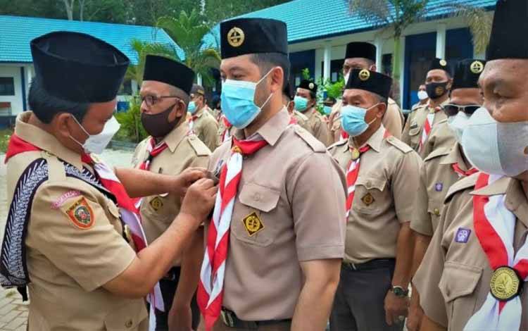 Ketua Kwarcab Gerakan Pramuka Kapuas, Suwarno Muriyat melantik Yan Safriansyah sebagai Kamabiran Kecamatan Kapuas Timur