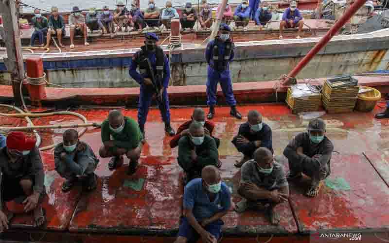 Ilustrasi - Anggota Polair mengamankan sejumlah ABK kapal nelayan berbendera asing mencuri ikan (foto : ANTARA FOTO/Teguh Prihatna/wsj)