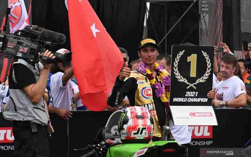 Pembalap tim Pata Yamaha With Brixx WorldSBK Toprak Razgatlioglu berfoto dengan papan tanda juara dunia 2021 seusai balapan pertama (race 1) WSBK seri Indonesia 2021di Pertamina Mandalika International Street Circuit, Lombok Tengah, Nusa Tenggara Barat (NTB), Minggu (21/11/2021). Toprak Razgatlioglu berhasil menjadi juara dunia WSBK 2021. (foto : ANTARA FOTO/Andika Wahyu/hp)