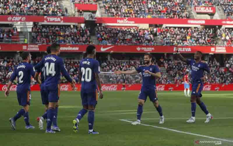 Para pemain Real Madrid melakukan selebrasi gol Nacho (kedua kanan) dalam pertandingan Liga Spanyol lawan Granada pada 22 November 2021. (foto : ANTARA/REUTERS/JON NAZCA)