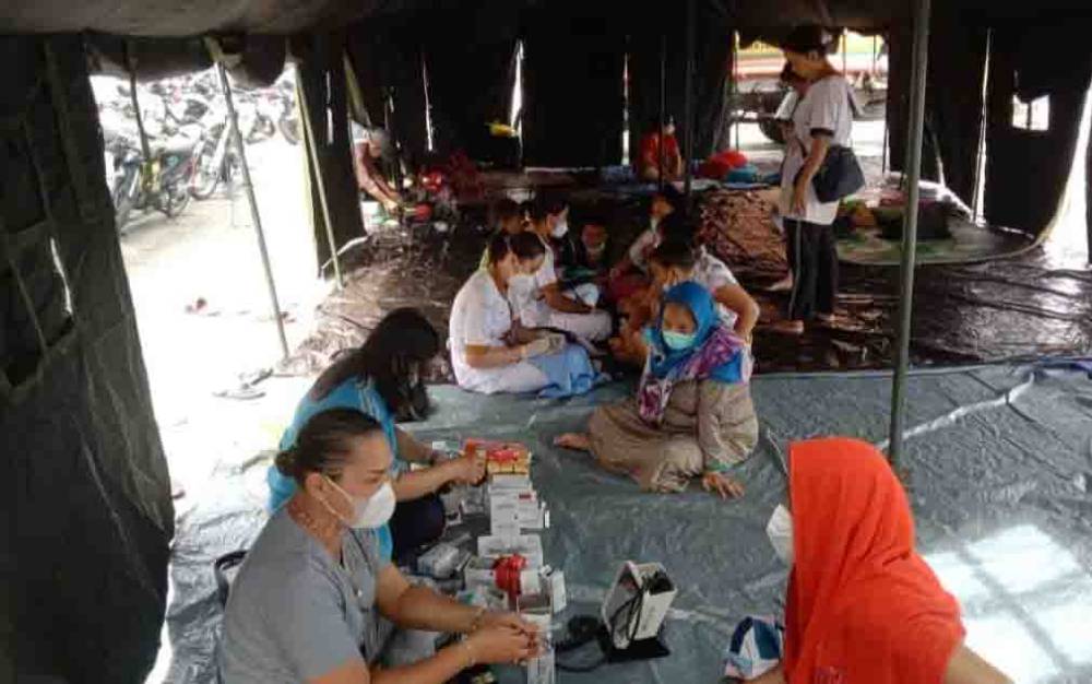 Pemeriksaan kesehatan di posko pengungsian banjir Pelabuhan Rambang, Palangka Raya.