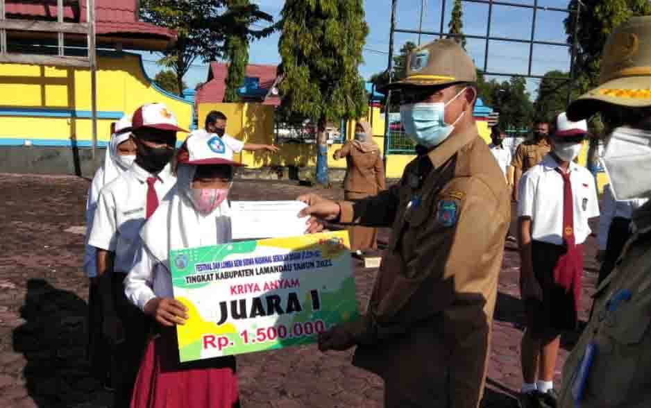 Siswa kelas 6 SDS Sawit Multi Utama Alviona Sarryn Labibah meraih juara 1 kategori Kriya Anyam dalam Festival Lomba Seni Siswa Nasional SD tingkat Kabupaten Lamandau.