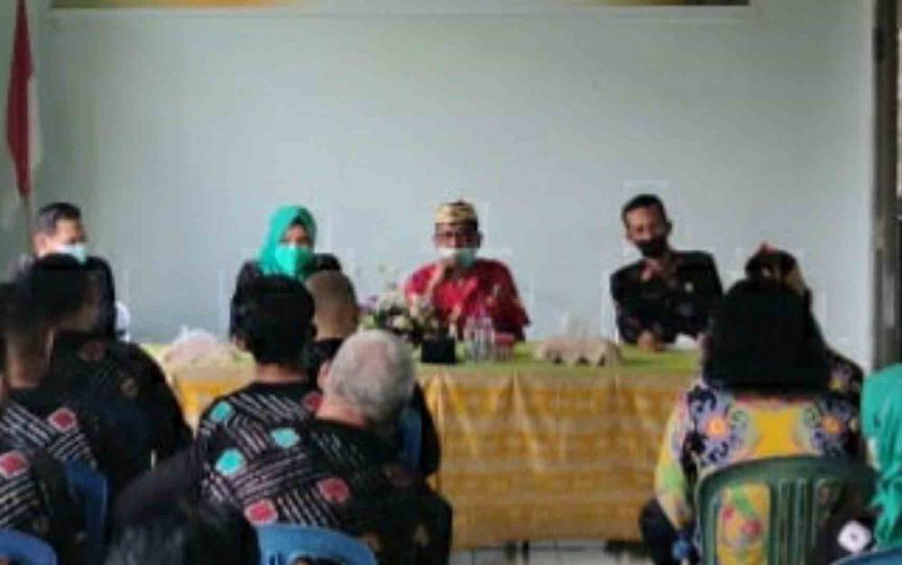 Camat Bataguh, Syuryadin berdiskusi dengan jajaran Kecamatan Pelaihari, bertempat di Kantor Kecamatan Bataguh