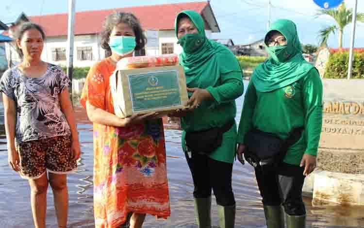 Persit Kodim Palangka Raya saat membagikan bantuan untuk korban banjir