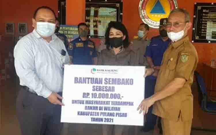 Bupati Pulang Pisau mengunjungi Kantor BPBD Kabupaten Pulang Pisau, dalam pengecekan stok logistik untuk korban terdampak banjir, dan juga menyaksikan bantuan dari Bank Kalteng, Senin 22 November 2021