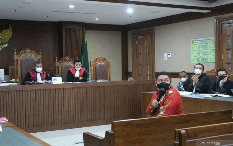 Mantan penyidik KPK Stepanus Robin Pattuju menjadi saksi untuk advokat maskur Husain dalam perkara dugaan penerimaan suap senilai Rp11,5 miliar dalam pengurusan lima perkara yang ditangani KPk di Pengadilan Tindak Pidana Korupsi (Tipikor) Jakarta, Senin (22/11/2021). ANTARA/Desca Lidya Natalia
