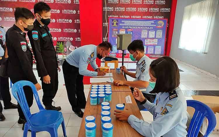 Kegiatan tes urine terhadap pegawai Rutan Tamiang Layang.