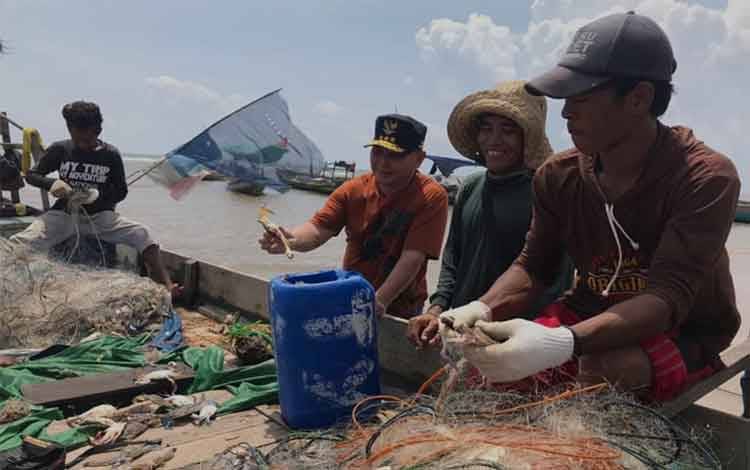 Gubernur Kalimantan Tengah H Sugianto Sabran saat mengunjungi nelayan di Kabupaten Kotawaringin Barat